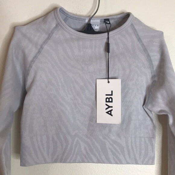 Aybl ladies athletic seamless light gray long sleeve crop top size small - Picture 2 of 8